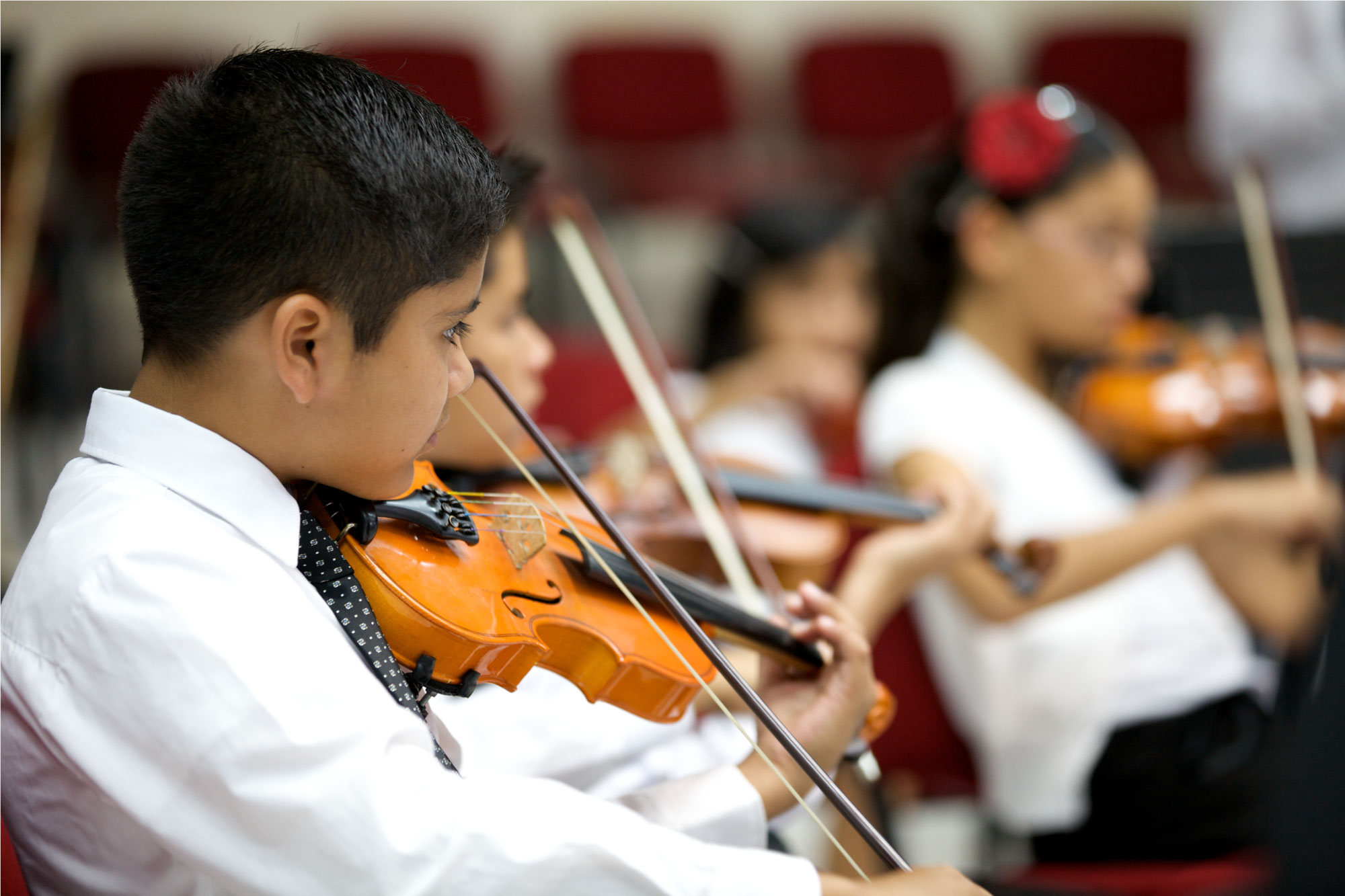 Enfants jouant des instruments de musique.