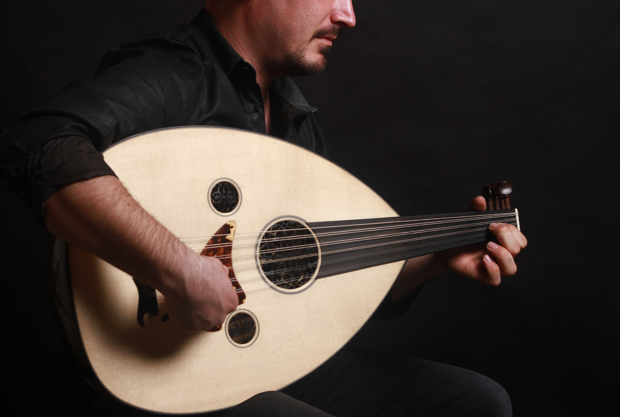 Musicien jouant du luth ou oud avec passion