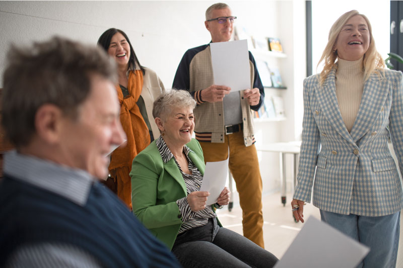 Groupe de seniors chantant en chœur