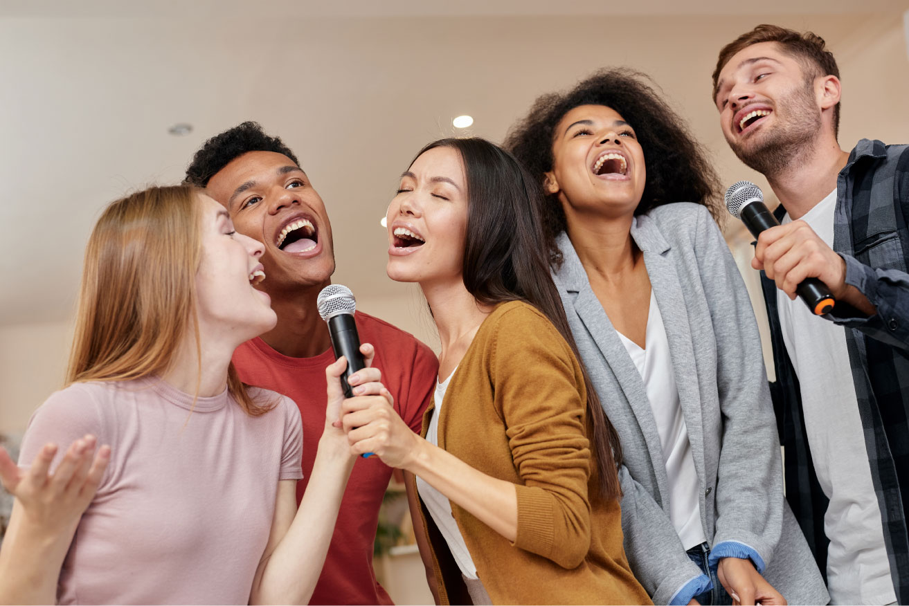 Groupe de chant interprétant des mélodies orientales et occidentales avec passion.